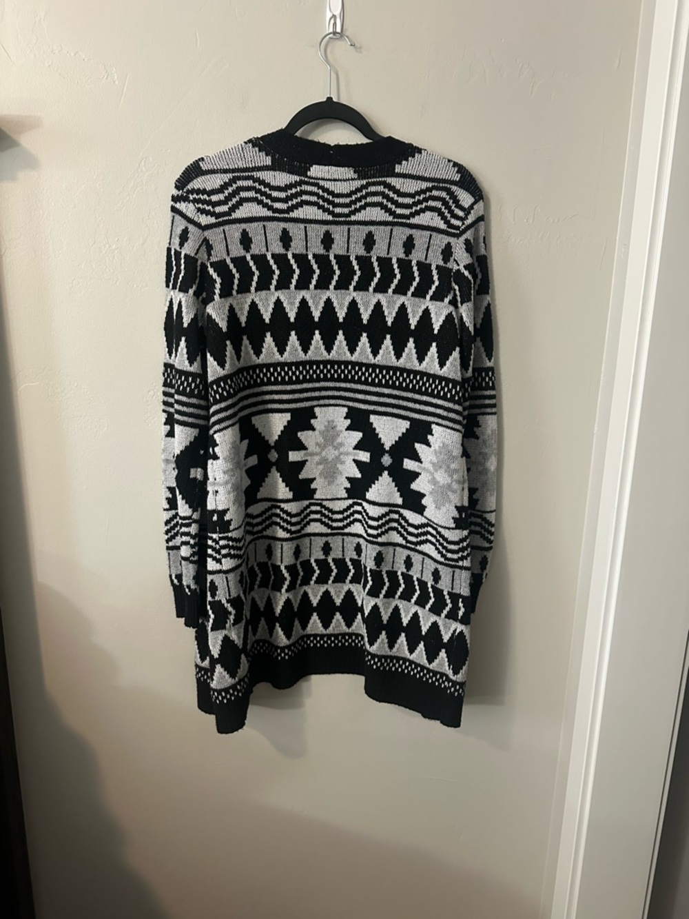 89th & Madison Black and White Geometric Open-Front Cardigan - Picture 2 of 3